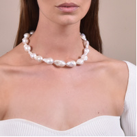 Culturesse Theodora Baroque Pearl Necklace / Choker images 2