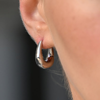 Culturesse Tate Sculptural Huggie Hoop Earrings (Silver) images 5