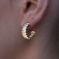 Culturesse Kahlo Ribbed Crescent Hoop Earrings (Gold) images 5
