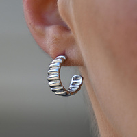 Culturesse Kahlo Ribbed Crescent Hoop Earrings (Silver) images 5