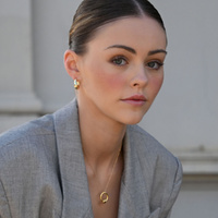 Culturesse Tate Sculptural Huggie Hoop Earrings (Gold) images 6