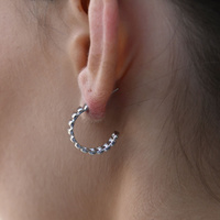 Culturesse Kahlo Ribbed Crescent Hoop Earrings (Silver) images 8
