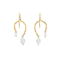 Culturesse Everleigh Gold Pearl Arch Earrings