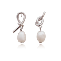 Culturesse Trixie Mismatching Pearl Drop Earrings